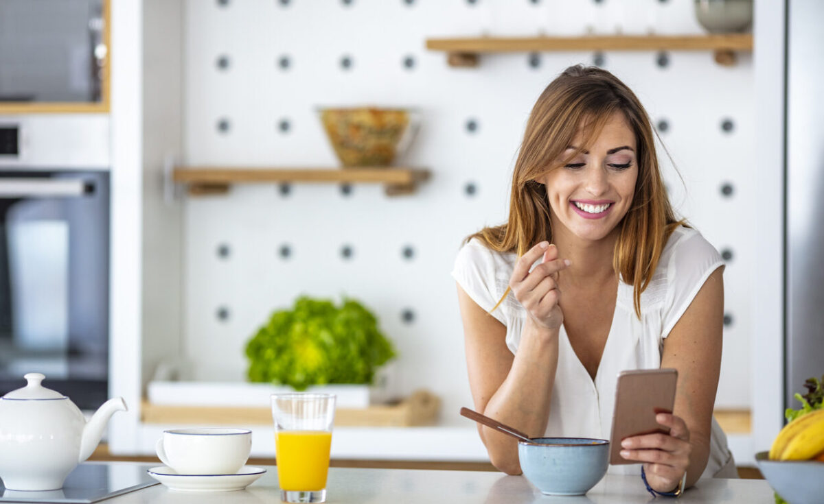 A woman receiving a thank you email.