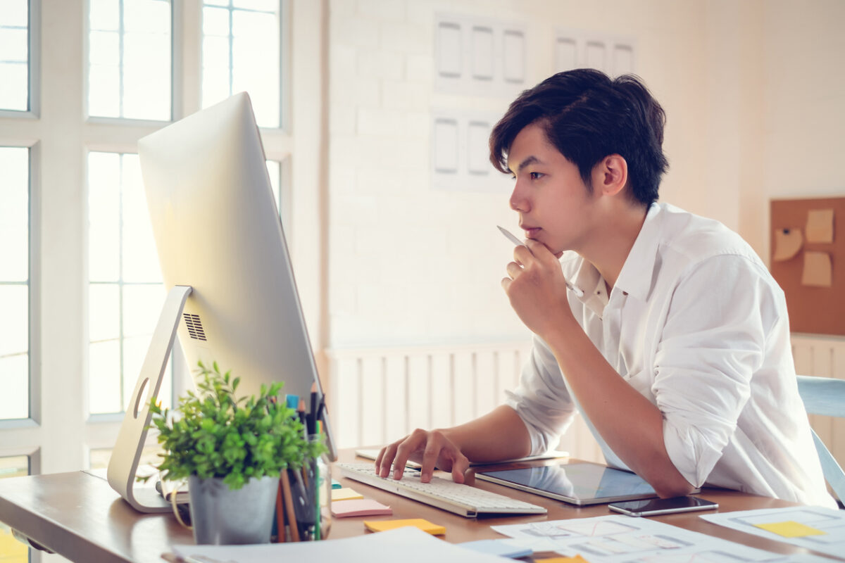 Man using Klaviyo to set up a newsletter signup.