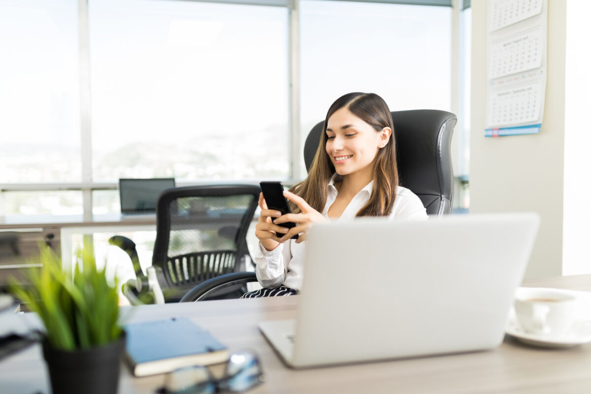 Woman setting up a solution combining email marketing and SMS marketing